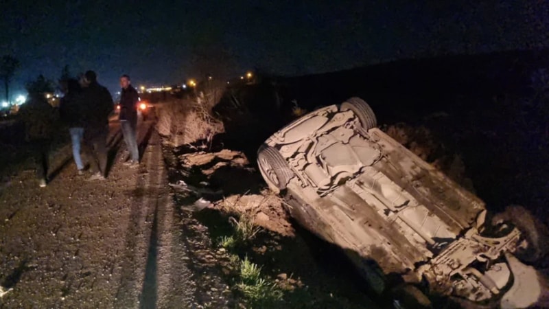 Diyarbakır'da köpeğe çarpmamak için manevra yapan otomobil devrildi: 5 yaralı