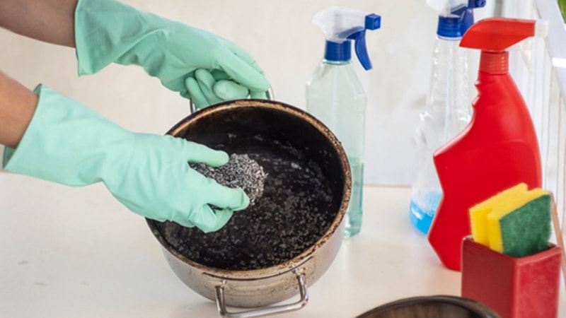 Yanmış tencereleri temizlemek artık çok kolay! Bu yöntem ile 2 dakikanızı bile almayacak...