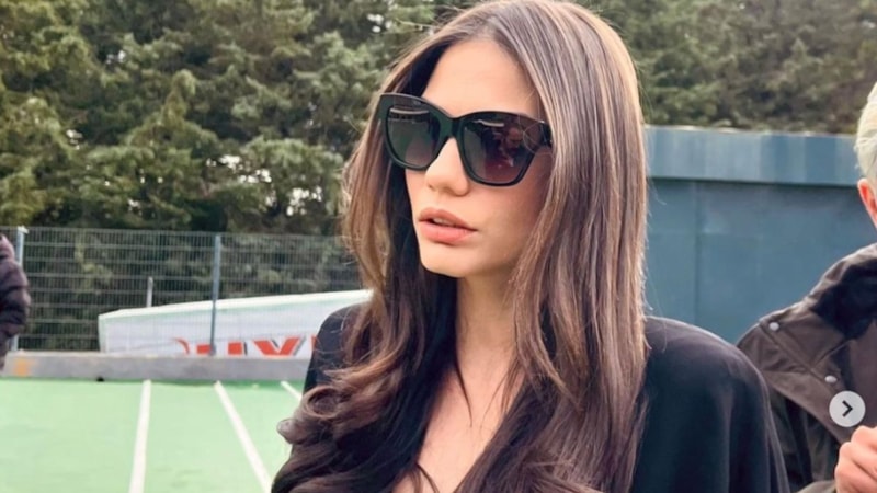 Adım Farah'ın başrolü Demet Özdemir set hallerini paylaştı! Derin göğüs dekoltesine yorum yağdı