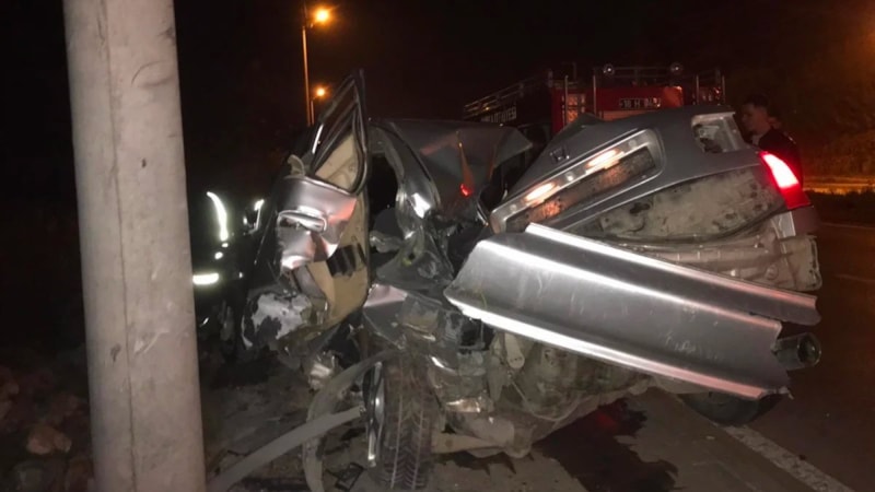 Bursa'da direğe çarpan otomobilin sürücüsü ağır yaralandı