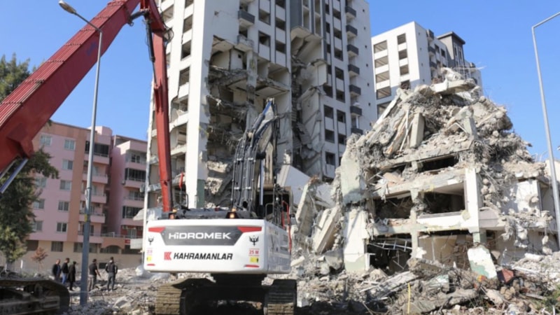 Hatay'da iki bina tedbiren boşaltıldı