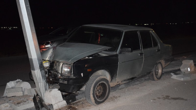 Karaman'da otomobil aydınlatma direğine çarptı: 1 yaralı