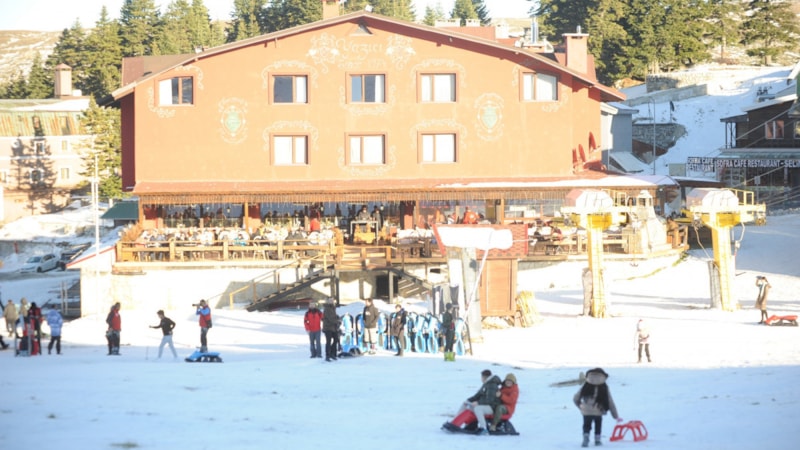 Kar yağmayan Uludağ'da yılbaşı hazırlığı: Gecelik konaklama 14 bin TL