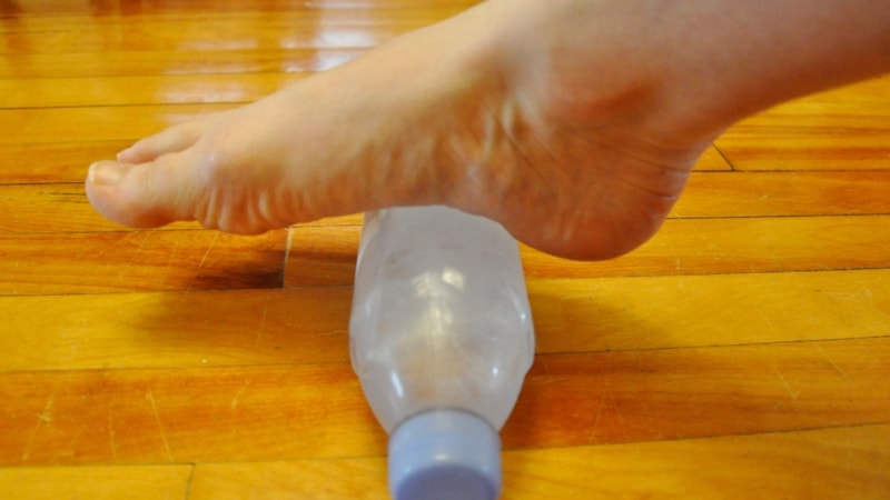 Ayağınızda buzlu şişe yuvarlayın, bakın neler olacak...