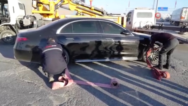 Edirne'de 16 milyonluk otomobil basit bir kazada yolda kaldı