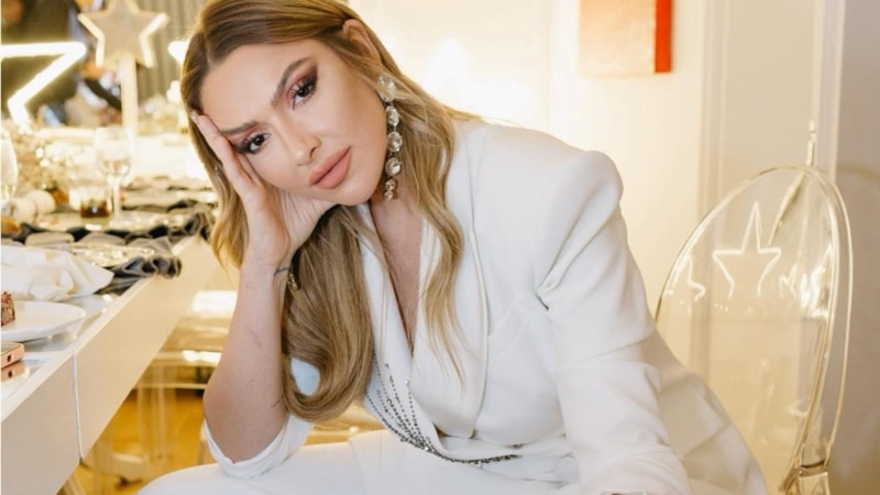 Şarkıcı Hadise'nin yeni yıl karelerine yorum yağdı: Göğsünü gösterdi