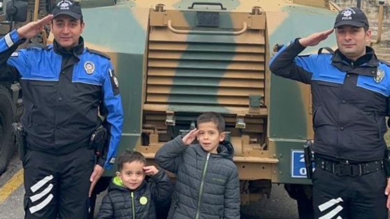 Elazığ'da polis ağabeyleri 2 kardeşe sürpriz yaptı: Zırhlı araçlara bindirerek mesleği anlattılar