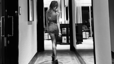 Fit haliyle dikkat çeken Sinem Kobal banyoda poz verdi! Paylaşımda Kenan İmirzalıoğlu detayı var