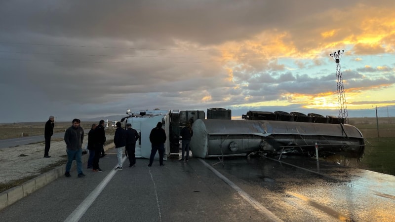 Konya'da korkunç kaza! Tanker refüje çarptı: 2 yaralı