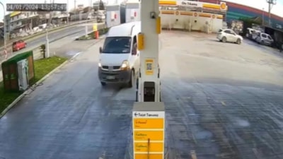 Düzce'de kontrolden çıkan minibüs benzin pompalarını teğet geçti