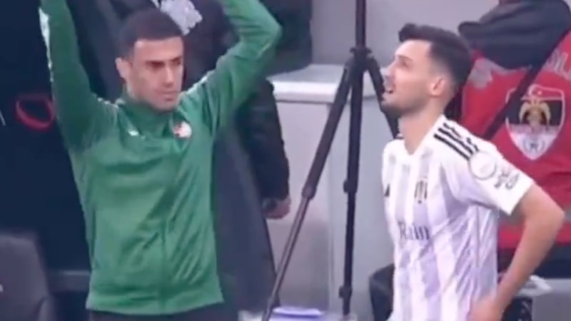 Beşiktaş'ta sakatlanan Necip Uysal yerine oyuna Tayyip Talha Sanuç girdi