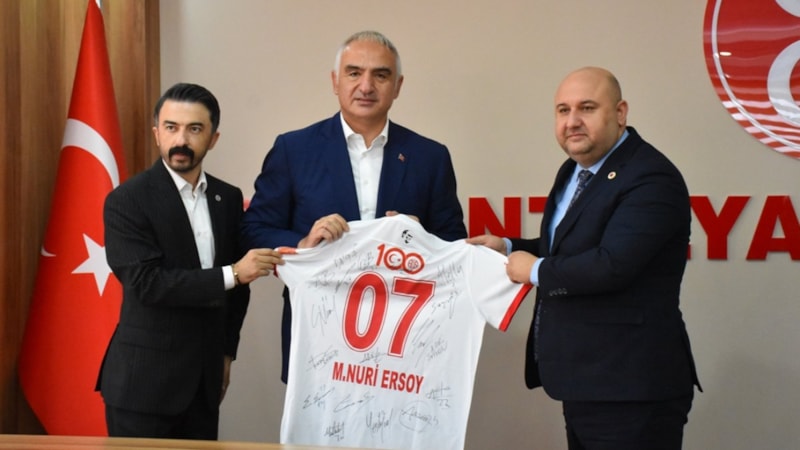 Kültür ve Turizm Bakanı Ersoy, Antalya'da MHP İl Başkanlığı'nı ziyaret etti