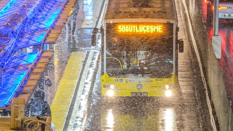 İstanbul'da uyarılardan sonra yağmur başladı... Çarşamba kar geliyor!