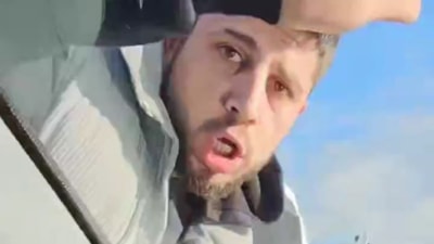 İstanbul'da trafiği tehlikeye atan sürücü kendini uyaran adamın aracını yumrukladı