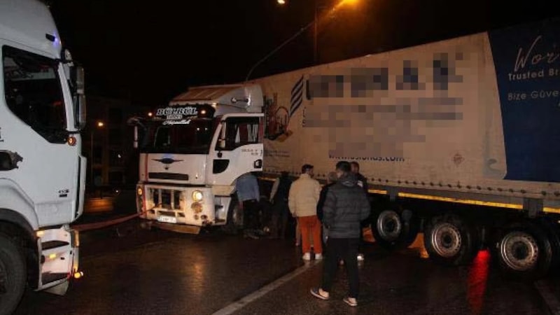 Manisa'da yağışlı havada kayan tır nedeniyle yol kapandı