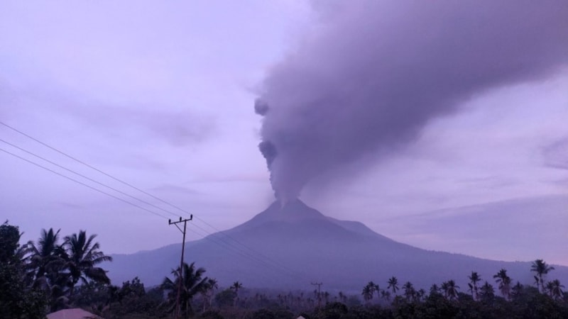 Endonezya'da Lewotobi Laki-Laki Yanardağı patladı