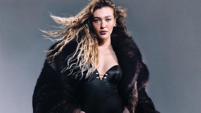 Oyuncu Melisa Döngel, estetik yaptıranları eleştirdi:  