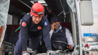 Antalya'da kazaya karışan sürücü sıkıştığı yerde dakikalarca telefonla konuştu