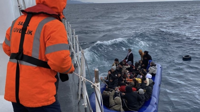 Çanakkale'de ölüme terk edilen 56 kaçak göçmen kurtarıldı