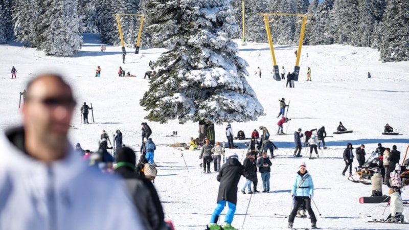 Uludağ'da yağan karla birlikte turist yoğunluğu arttı: Kar kalınlığı 166 santimetreye ulaştı