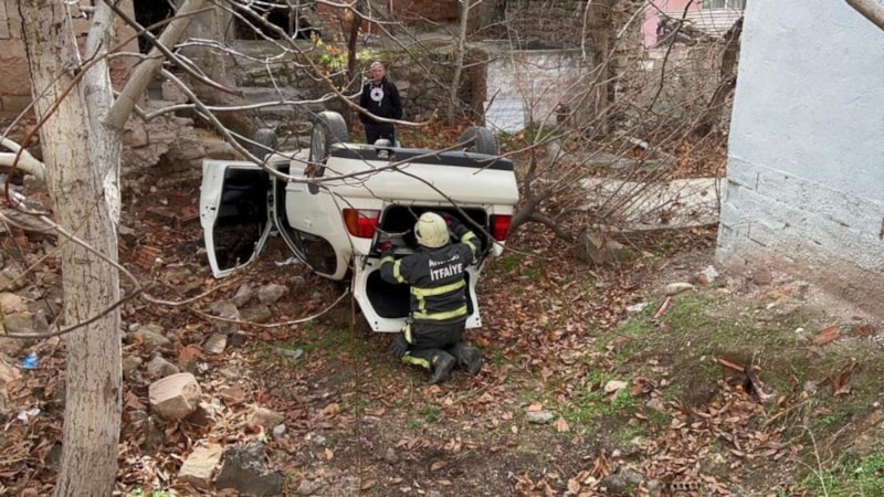 Aksaray'da takla atan otomobil hurdaya döndü