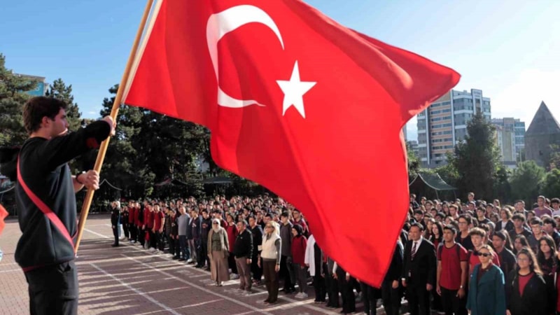 Tüm okullarda pazartesi günü şehitler için saygı duruşu yapılacak