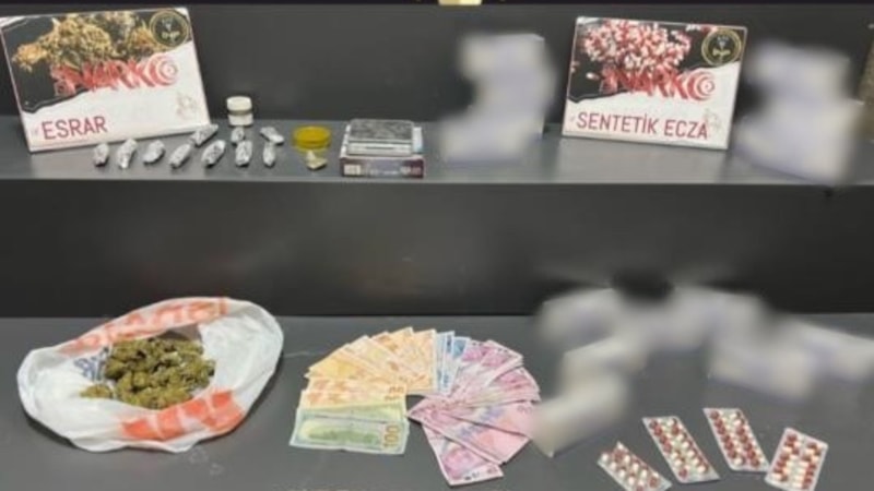 İzmir'de motokurye kılığına giren torbacı yakalandı