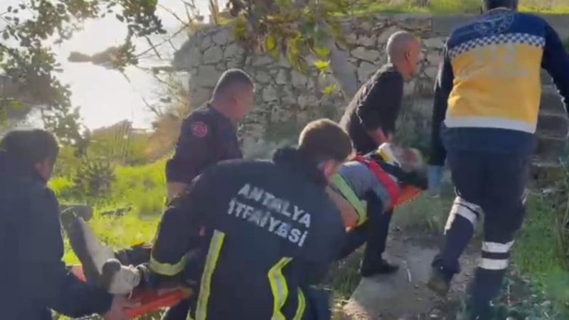 Antalya'da deniz manzarası izleyen kişi, kayalıklardan düştü