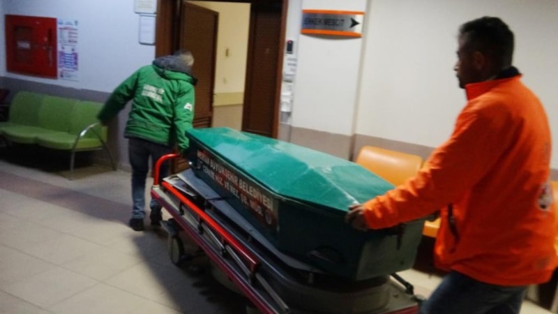 Mersin'de kesilen ağacın altında kalan çiftçi can verdi