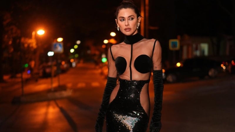 Oyuncu Nesrin Cavadzade'nin ayna pozu! Mini elbisesi dikkat çekti