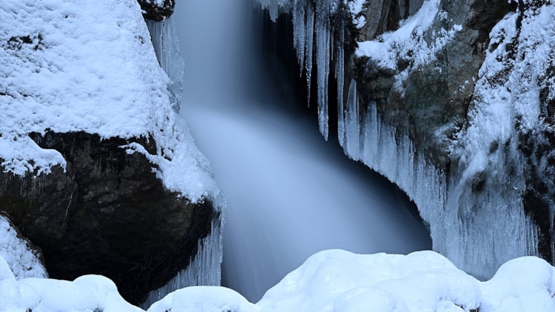 Trabzon'un Altındere Vadisi'nde kartpostallık görüntüler: Şelale buz tuttu