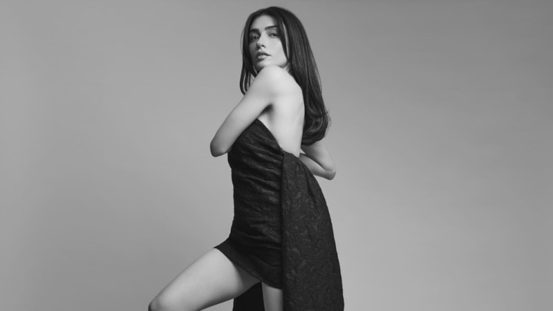 Pavyon dansıyla gündem olan oyuncu Hazar Ergüçlü mini elbisesiyle verdiği pozu paylaştı!