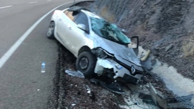 Malatya'da istinat duvarına çarpan otomobil takla atıp devrildi: 6 yaralı