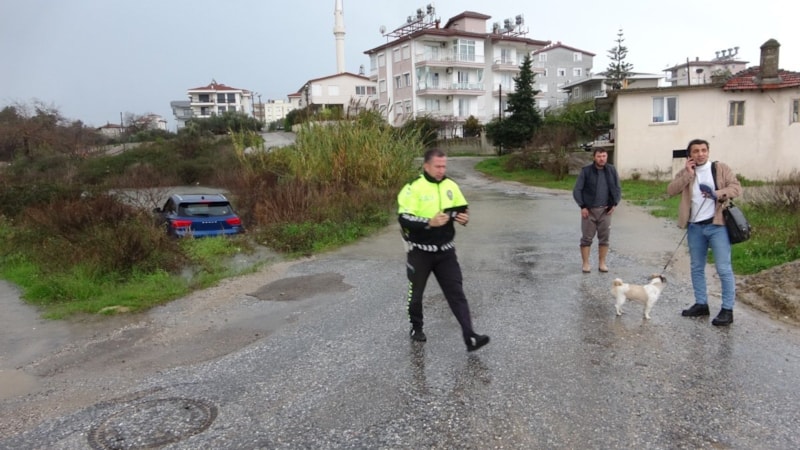 Antalya'da köpek havlaması dikkat dağıttı: Araç şarampole yuvarlandı