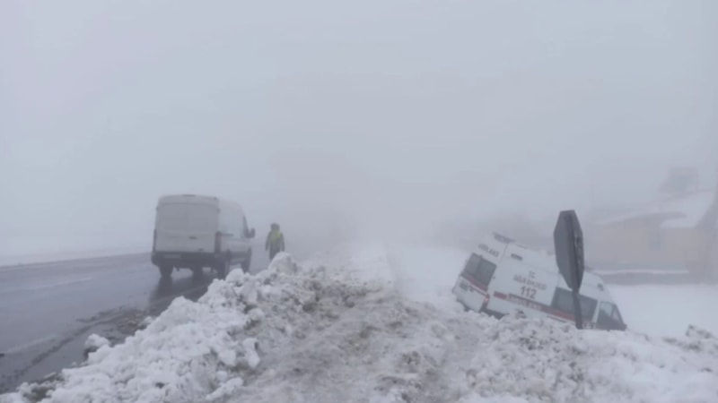 Bingöl'de kontrolden çıkan ambulans şarampole devrildi: 6 yaralı