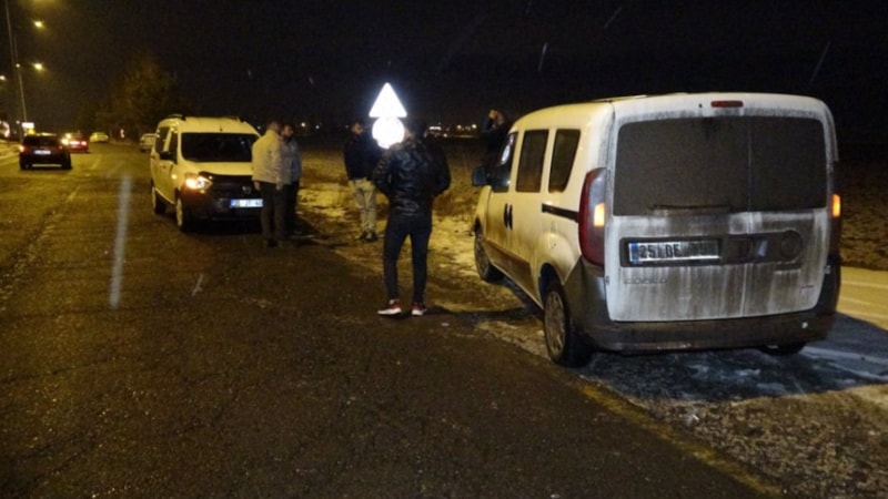 Erzurum'da telefonuna gelen mesajdan korkan genç kız arabadan atladı