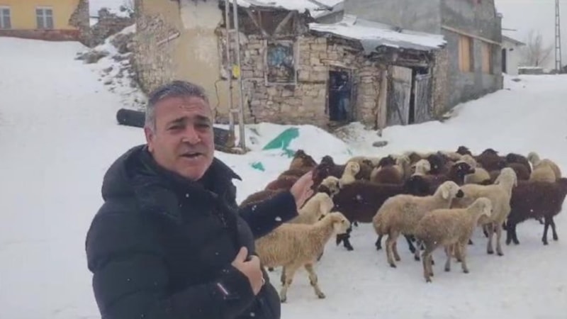 Erzurum'da kar: Çocuklar eğleniyor büyükler mücadele veriyor