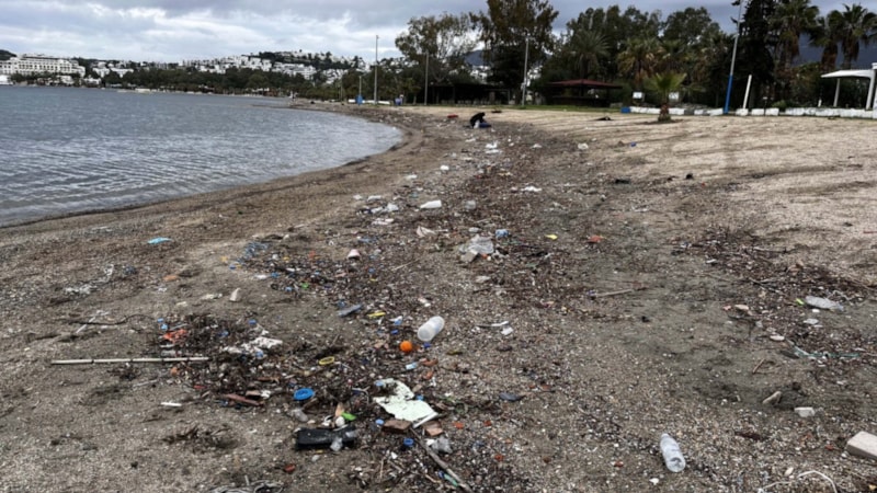 Bodrum'da deniz kirliliği... Sağanak sonrası sahiller çöple doldu