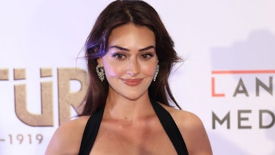 Esra Bilgiç kırmızı çorabını giydi, koltuk pozu verdi "Kalp var bizde"