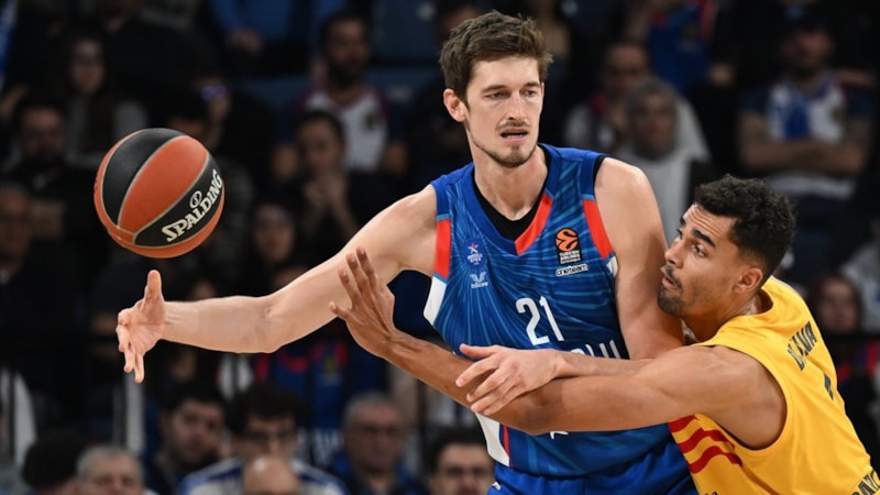 Anadolu Efes evinde Barcelona'yı devirdi