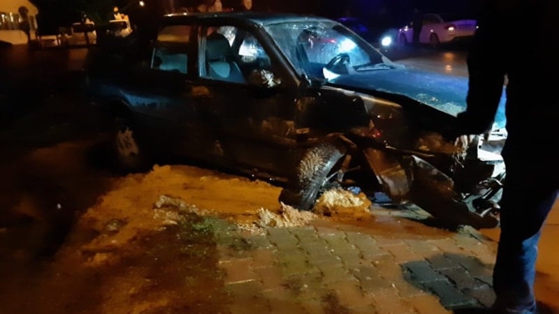 Bolu'da kontrolden çıkan otomobil yan yattı: 2 yaralı