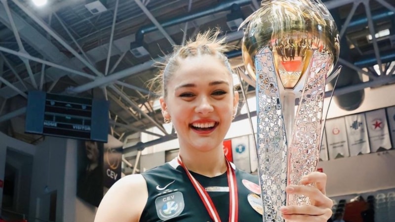 Milli voleybolcu Zehra Güneş'in davet tarzı çok beğenildi! Takipçileri yorum yağmuruna tuttu