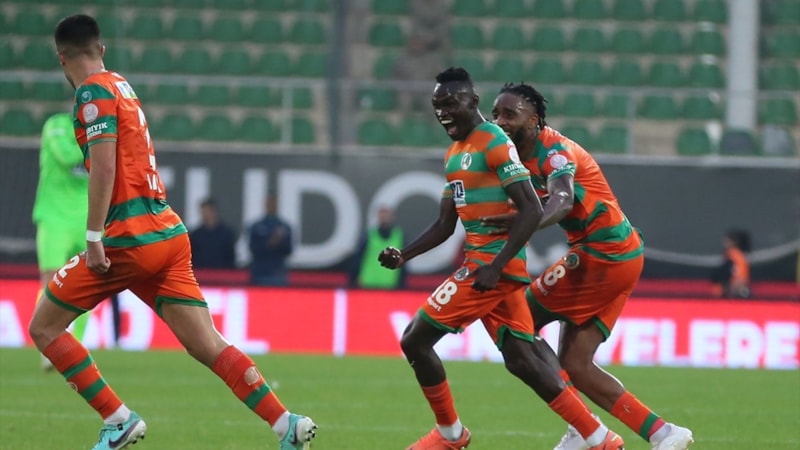 Alanyaspor, Rizespor'u geriden gelerek yendi! VAR'ın inceleme süresi damga vurdu