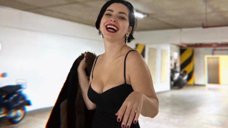 Merve Boluğur cesur elbisesiyle sosyal medyayı salladı! Kırmızı rujunu sürdü...