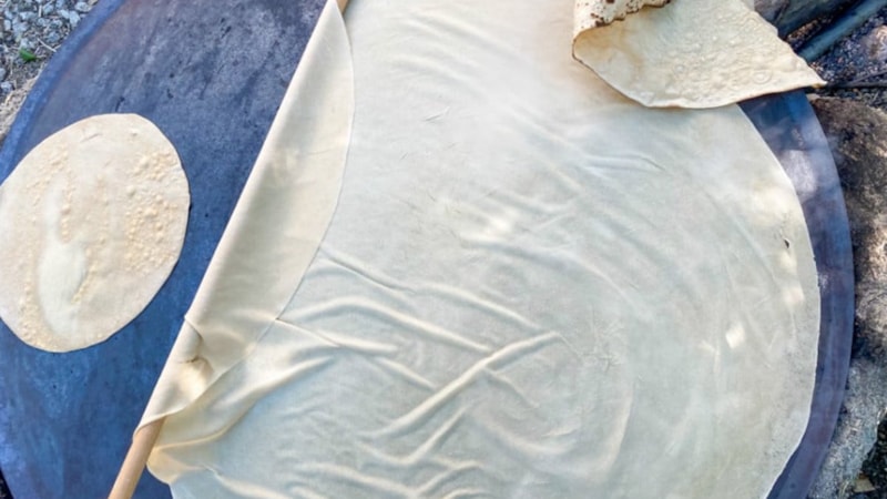 Hamuruna 1 kaşık ekleyin, yufkalar tülbent gibi olacak