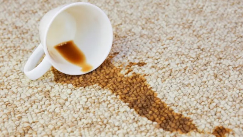 Halıya çay mı döküldü? Bu yöntemle çay lekesinden eser kalmayacak! İlk günkü gibi tertemiz olacak..