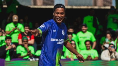 Futbolseverler onu yeşil sahalarda görmeye alışık! Ronaldinho bu kez podyuma çıktı