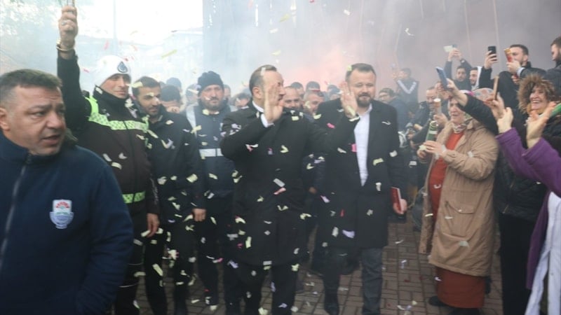 Yalova Belediyesi'nde işçi maaşlarına yüzde 88 zam, davul zurnayla kutlandı