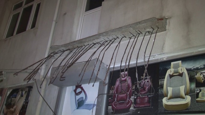 İstanbul'da binanın balkonu çöktü