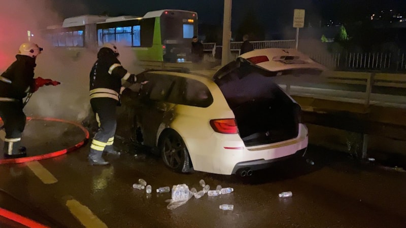 Kocaeli'de seyir halindeki otomobil alev alev yandı